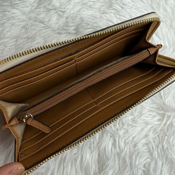 Michael Kors Jet Set Signature Wallet - Picture 5 of 9